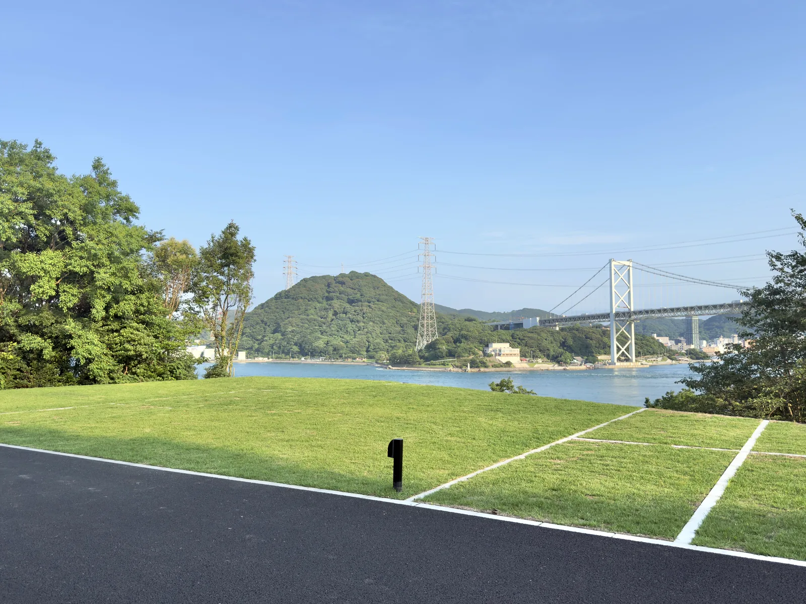 オートサイトの区画。舗装路が区画の際まで通り、車の横付けができる